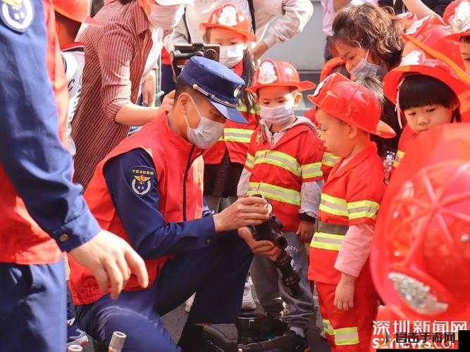 男童卡奶瓶消防员憋笑救援：童真与职业精神的奇妙碰撞